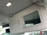 車内での簡単な身だしなみチェックに使用してもらえる、バニティミラーも装備しています。