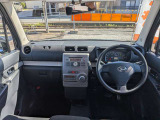 視界が広く運転しやすい運転席まわりです。各スイッチ類の位置も直感的に操作しやすく、長距離ドライブでも疲れにくい設計になっています。