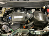 コンパクトなエンジンルームで、室内空間を確保しています。ホンダのMM思想(マンマキシマム・メカミニマム)は今でも受け継がれています。