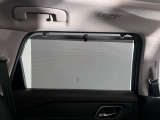 【後席ロールサンシェード】日差し対策だけでなく、夏場は車内の温度上昇もできるだけ防ぎ、エコ走行につながります。