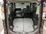 後席を全て倒して、荷物専用のスペースにした状態です。これなら長いものも積めますし、ご旅行や趣味に活用できますね。