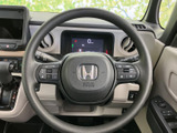 握りやすい円形のステアリングにボタン類をまとめ、運転姿勢のまま視線移動を抑えて操作しやすい配置です。メーターも正面に収まり、日々の運転を支える実用的な運転席まわりです。