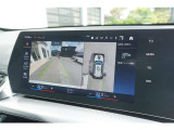 リヤ・ビュー・カメラ(予想進路表示機能付):車両後方の障害物や歩行者をコントロール・ディスプレイに表示。予想進路表示機能により、目標とする駐車スペースに十分な広さがあるか確認することができます。