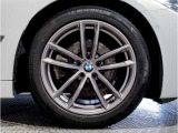 【BMWアロイホイル】軽量かつ強度に拘ったアロイホイル。走行性能ポテンシャルを引き出す設計。車の足元を引き締めてくれる大きなポイントはアロイホイルです。