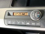 【オートエアコン】一度お好みの温度に設定すれば、車内の温度を検知し風量や温度を自動で調整。暑い&hellip;寒い&hellip;と何度もスイッチ操作をする必要はありません。快適な車内空間には必須の機能ですね♪