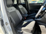 R-Line専用デザインのスポーツコンフォートシートは、欧州車らしく硬めのセッティングで、長距離でも快適に運転できます。