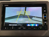 リバースギアに入れるだけで後方の表示へ切り替わります。夜間や雨の日の駐車も楽になりますよ。