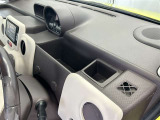 ちょっとしたところは収納ボックスにもなっています。車内はサイズも決まっているので、収納が少ないと思っているアナタ!ご安心ください。さまざまなところに収納が隠れているんです♪