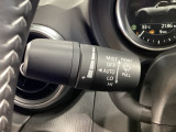 レバーをAUTOの位置にしているとき、レインセンサーが雨を感知すると、雨量に応じてワイパーが自動で作動してくれるオートワイパーを装備!設定変更で非作動にすると、間欠作動に固定されます。