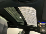 パノラミックスライディングルーフで明るい車内をお楽しみいただけます。UVカットで日差しの強い日も安心です。