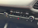 運転席と助手席で個別に温度設定ができるフルオートエアコン。前席シートヒーターとステアリングヒーターのスイッチも備え、一年中快適な室内温度を保ちます。