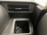 【運転席ドリンクホルダー】使いやすさに配慮したドリンクホルダー