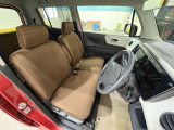 運転席は大きな座面と包み込むような背もたれが身体全体を支えます。上質なシートを採用し長時間の運転やコーナーの多い道も快適です。座ったときの頭上スペースも余裕たっぷりでロングドライブも楽チンです♪