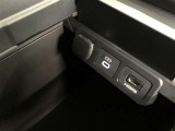 充電用USB端子付き。スマートフォンなどの充電に便利です。