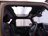 スカイフィールトップ:シェードを開けると頭上視界が広がります。パノラマ感のある景色を楽しみながらドライブできます。街中も自然でも気分上々。