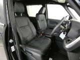 高いホールド性で運転姿勢が安定します。長距離ドライブでも疲れにくいのが魅力です。快適なドライビングライフをお送りください♪
