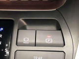 HOLD機能付きの電動パーキングブレーキ。HOLD機能を使用すると、信号待ちなどでフットブレーキから足を放しても、車は動かずそのまま停車してくれます。ドライブなど足が疲れた時には便利な機能です。