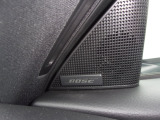 BOSEオーディオシステム装備です!走行中のエンジンやロードノイズで聞こえにくくなる音域をBOSEが補正して、快適な音響空間を提供します!