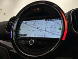 MINIらしい円形デザインのディスプレイに、8.8インチワイドの純正HDDナビゲーションを搭載。視認性にも優れ、インテリアのデザイン性と使いやすさを両立しています。
