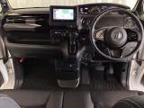 車内は光触媒抗菌消臭施工済です。スタイリッシュなデザインでスポーティなインパネ周りを演出します。グローブボックスやカップホルダーのほかにトレーなどたくさんの収納スペースが付いています。