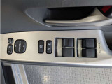 パワーウィンドウのスイッチですよ。 運転席に居ながら窓を開け閉めのコントロールできますよ。 ロック機能で、子供がイタズラして窓を開けるという事も無くなりますよ。