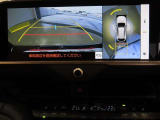 パノラミックビューモニター付きです。車両を上から見たような映像をディスプレイオーディオ画面に表示。運転席からの目視だけでは見にくい、車両周辺の状況をリアルタイムでしっかり確認できます。