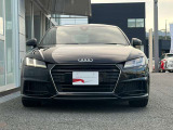 いつの時代もピュアデザインの象徴として語り継がれるAudi TT Coupe。磨き上げられたフォルムは、初代から一貫しています。凛とした個性に、アスリートと捉えられるほどの力強さを醸し出しています