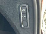 オートレベライザーは走行中に車両のサスペンションと衝撃吸収特性を自動的に制御して、快適性と機能性を最適な状態に保ちます。荷積みや乗り降りをしやすくするために手動で車高を調節することもできます。