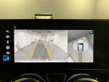 【全方位型モニター】クルマを上空から見下ろしているかのように、直感的に周囲の状況を把握できる全方位型モニター。狭い場所での駐車でも周囲が映像で確認できます。