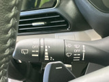 レバーに各操作の表示がまとめられ、必要な設定を確認しやすい構成です。運転席から手元で扱えるため、天候の変化に応じた操作をスムーズに行えます。