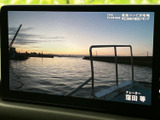 テレビ番組を画面で楽しめる装備です。停車中の休憩時間にも映像を視聴でき、待ち時間を過ごす際に便利。画面上で番組の内容を確認しながらご利用いただけます。