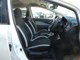 運転席シートには手動式のシートリフター機能が備わっています。