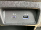 USB接続端子、USBデバイスやiPod/iPhoneまたはAndroidスマートフォンを接続できます。