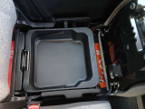 助手席シート下に収納BOXがあるので小物も収納できます。