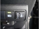 オートマチックハイビームとは、先行車や対向車のライトを認識し、ハイビームとロービームを自動で切り替える機能です。夜道の視界を確保します。詳細は販売店スタッフまでおたずねください。