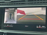 ●リアビューカメラ『入車経路を算出し、ガイドラインと補助線をディスプレイに表示します。同時にバンパーに内蔵のセンサーが障害物を感知し音で注意を促します。後方の死角も安心していただけます。』