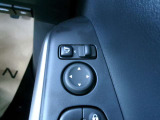 電動格納式ミラーなので、対向車などとのすれ違い時にも便利です。