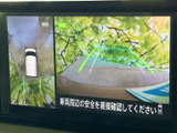 車両周辺を複数の視点から確認でき、駐車時や狭い場所での移動をサポートします。ガイド線も表示されるため、周囲の安全を確かめながら落ち着いて操作できます。