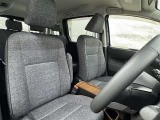 高いホールド性で運転姿勢が安定します。長距離ドライブでも疲れにくいのが魅力です。