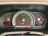 速度や燃料残量など、運転に必要な情報をひと目で確認できます。シンプルで分かりやすい表示で、運転に集中できる視認性を実現。