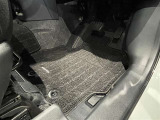 内装工程では、中古車を気持ちよくお乗りいただけるよう清掃しております。