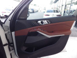 こちらがドアになります。しっかりとした造りで、閉めた際の重厚感もBMWらしいポイントです。ドアポケットには小物やドリンクなども収納でき、日常使いにも便利な設計になっています。