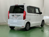 後席の窓には外から車内が見えにくくなるプライバシーガラスを採用。周りを気にせずリラックスして過ごせます
