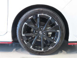 純正のアルミホイール装着車です。タイヤサイズは205/50R17です。