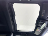 【ガラスルーフ】ガラスルーフ搭載で車内の解放感が一気にアップ!開放的なドライブをお楽しみいただけます。