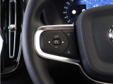 前方車を自動追従するアダプティブクルーズコントロールに加え、ステアリング操舵も行う進化型クルーズ『パイロットアシスト』を搭載。車体を車線内へと適正に維持しつつ先行車を忠実に追従します。
