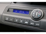 フルオートエアコンを装備しております。車内の温度設定だけでなくPM2.5にも対応した高性能集塵フィルターも装備しており車内はいつも快適空間です。