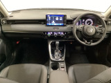 車内は光触媒抗菌消臭施工済です。インパネ周りはスタイリッシュなデザインで機能や装備も充実しています。グローブボックスやカップホルダーのほかにトレーなどたくさんの収納スペースが付いています。