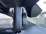 【ルームミラー一体型ETC】BMWといえばルームミラー一体型のETC。ドライバーから差し込めるかたちになっておりますので、差し忘れの際も慌てずにご利用いただけます。