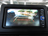 バックカメラの画像です。ガイドラインがスムースな車庫入れをサポートいたします。車庫入れの安心感がアップしますね。